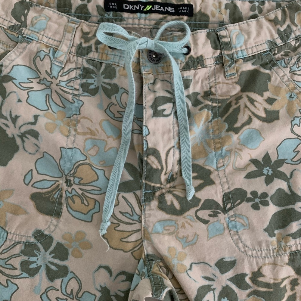 DNKY floral 23” capris size 6 super cute